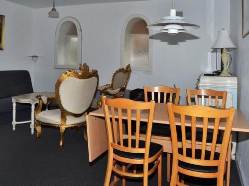 - une salle à manger avec une table et des chaises dans l'établissement Apartment Valli - 22km from the sea in Western Jutland by Interhome, à Bredebro
