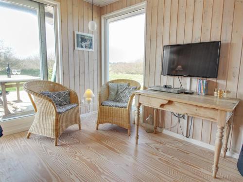 TV a/nebo společenská místnost v ubytování Holiday Home Holm - 700m to the inlet in Western Jutland by Interhome