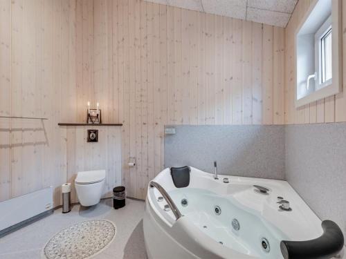 Koupelna v ubytování Holiday Home Leeve - 1-4km to the inlet by Interhome