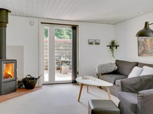 uma sala de estar com um sofá e uma lareira em Holiday Home Øthi in Western Jutland by Interhome em Ribe