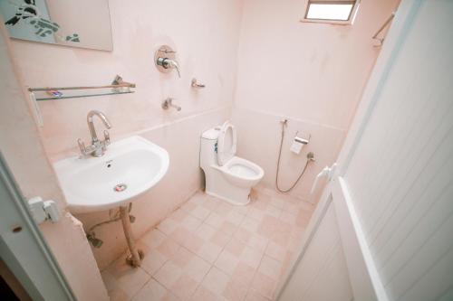 A bathroom at Gypsy Hostel & Backpackers
