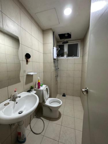 een badkamer met een toilet en een wastafel bij Suraya Homestay V’ Residence in Puchong