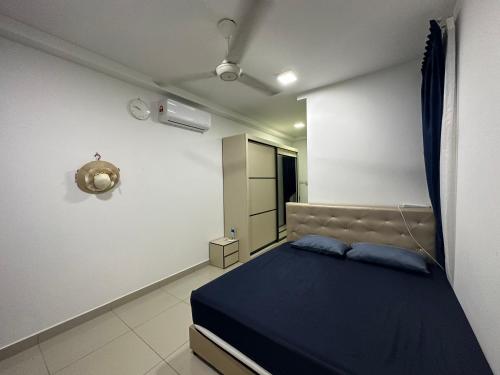 een slaapkamer met een blauw bed in een kamer bij Suraya Homestay V’ Residence in Puchong