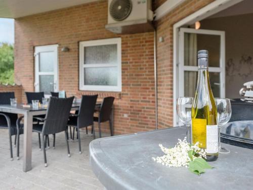uma garrafa de vinho em cima de uma mesa em Holiday Home Najdenka - 25km from the sea in Western Jutland by Interhome em Toftlund