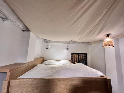 um quarto com uma cama de dossel em An Nam Corner- Thanh Yen em Hanói