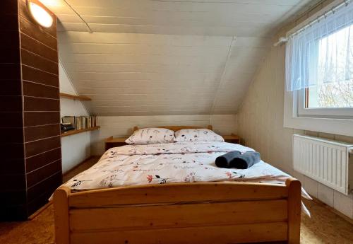 ein Schlafzimmer mit einem Bett in einem kleinen Zimmer in der Unterkunft Chata Barborka in Terchová