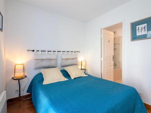 - une chambre avec un lit bleu et deux lampes dans l'établissement Apartment Le Domaine de Figuière-2 by Interhome, à Sainte-Maxime