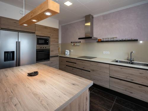 een keuken met een houten aanrecht in een kamer bij Apartment Irule by Interhome in Sant Cebrià de Vallalta