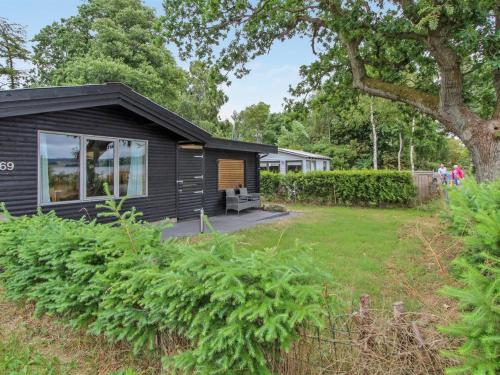 een zwart tiny house in een yard bij Holiday Home Graa in SE Jutland by Interhome in Skanderborg