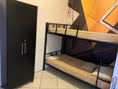 a room with two bunk beds and a wall at Pousada Internacional EAS Airport 10min in Guarulhos
