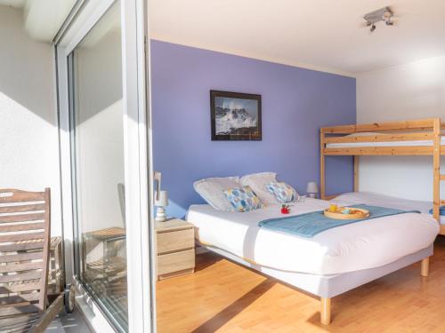 - une chambre avec des murs bleus et des lits superposés dans l'établissement Apartment L'Ermitage-1 by Interhome, à Saint-Brévin-lʼOcéan