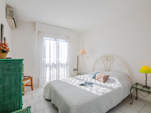 une chambre avec un lit blanc et une fenêtre dans l'établissement Apartment Port d'Attache-10 by Interhome, à Fréjus