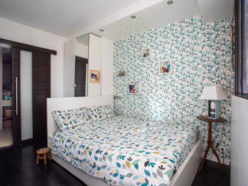 une chambre avec un lit avec un mur bleu dans l'établissement Apartment Cros de Cagnes by Interhome, à Cagnes-sur-Mer