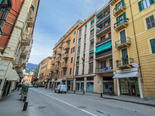 eine Stadtstraße mit Gebäuden und einem Auto auf der Straße in der Unterkunft Studio Blu by Interhome in Rapallo