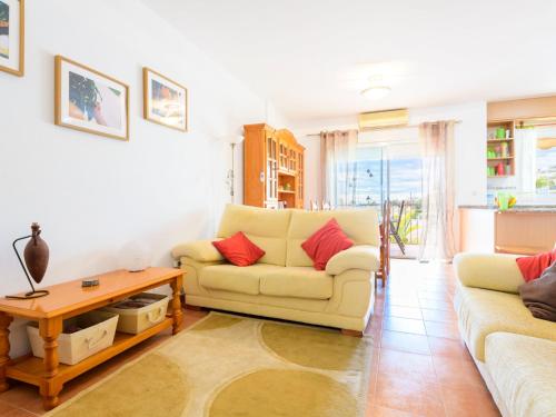 Sala de estar con 2 sofás y mesa de centro en Apartment Majari by Interhome, en Vinarós