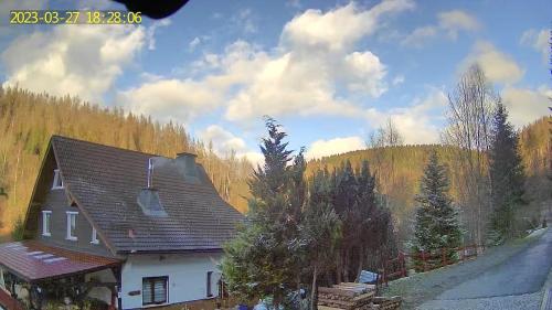 a house with a roof on the side of a road at Monteur- und Ferienwohnung Waldrauschen in Fehrenbach