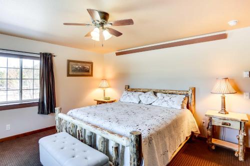 um quarto com uma cama e uma ventoinha de tecto em Homey Deadwood Apartment in Convenient Spot! em Deadwood
