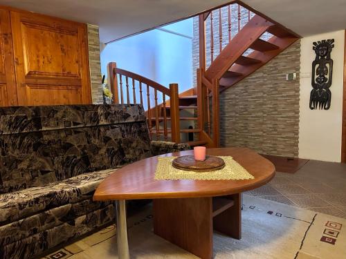 una mesa con una vela en la sala de estar en Village Light House, en Omšenie