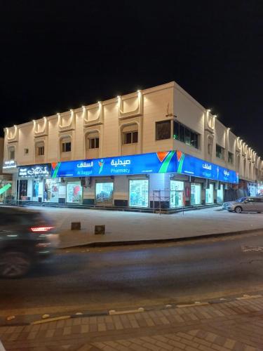 un edificio al lado de una calle por la noche en شقق طلائع الدانه للوحدات السكنية المفروشة, en Riad