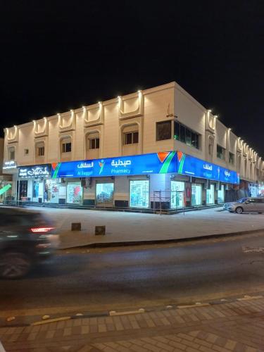 a building on the side of a street at night at شقق طلائع الدانه للوحدات المخدومه in Riyadh