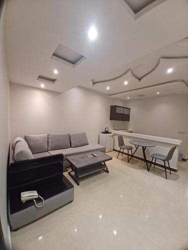 uma sala de estar com um sofá e uma mesa em شقق طلائع الدانه للوحدات السكنية المفروشة em Riyadh