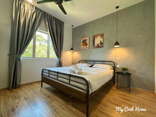 een slaapkamer met een bed en een groot raam bij My Cool Home x The Quintet @ Cameron Highlands in Tanah Rata