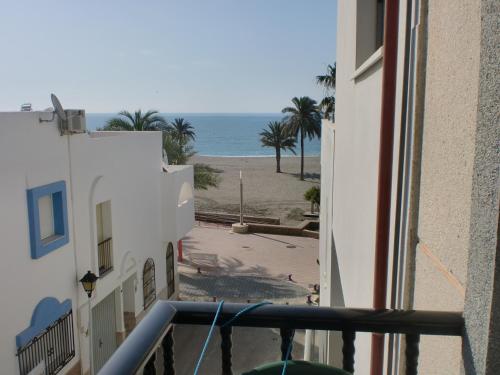 balcón con vistas a la playa en Pensión Las Palmas, en Carboneras