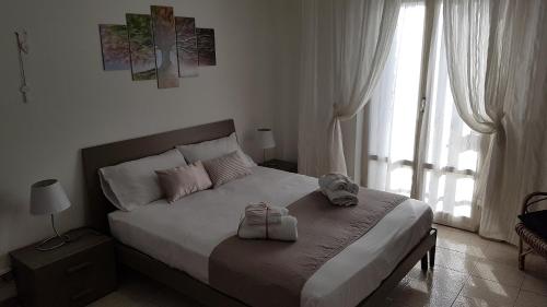 ein Schlafzimmer mit einem Bett mit zwei Taschen darauf in der Unterkunft Il Nido di Pikki in Falconara Marittima
