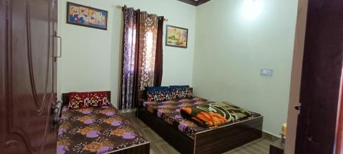 two twin beds in a room with at Mountain green valley homestay in Lansdowne