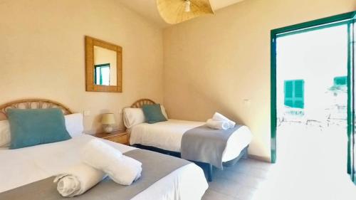 una habitación con dos camas y una ventana en La Maison dAndres, by Comfortable Luxury, en La Oliva