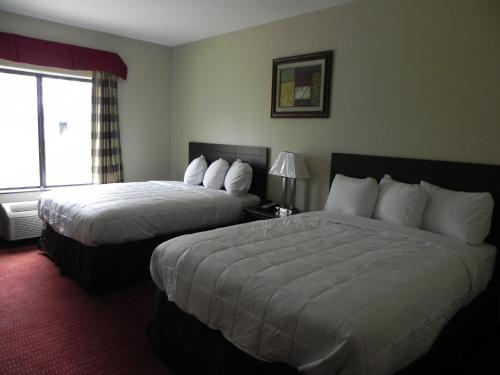 เตียงในห้องที่ Yorktown Inn and Suites