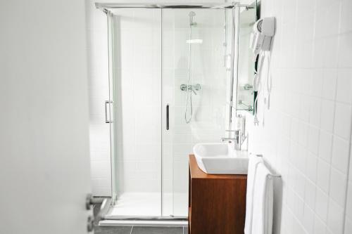 W łazience znajduje się prysznic i umywalka. w obiekcie Quinta dos Mistérios- Turismo de Habitação w mieście Fajã de Santo Amaro