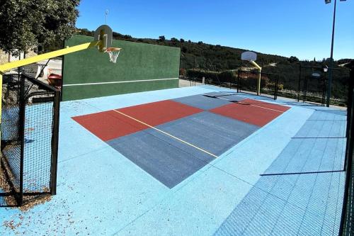 a basketball court with a net and a basketball hoop at Charming house village for 6 people in Baudinard