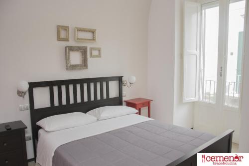 ルーヴォ・ディ・プーリアにあるB&B Cemenerのベッドルーム(白い大型ベッド、白い枕付)