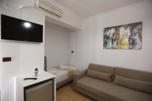 TV a/nebo společenská místnost v ubytování Hotel de Ksamil