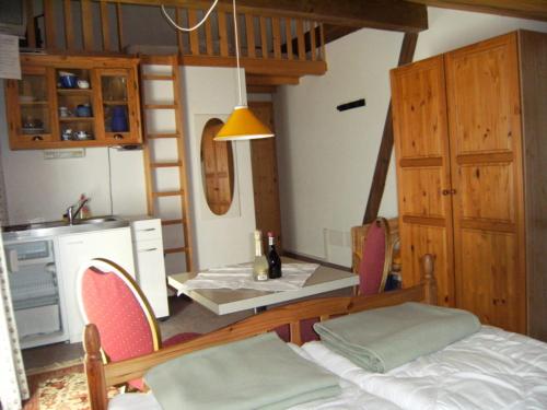 a room with a kitchen and a bed and a table at Gassermühle-Ferienhaus in Eggen