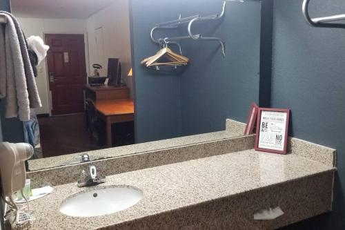 Gallery image of OSU King AC WI-FI Hotel 206 Booking in Stillwater