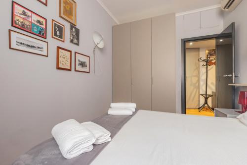 ミラノにあるMilan Retreats Porta Veneziaのベッドルーム1室(白い枕付きのベッド1台付)