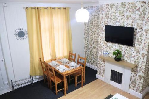 Μια τηλεόραση ή/και κέντρο ψυχαγωγίας στο Peaceful 2 Bed House FREE WiFi and Parking