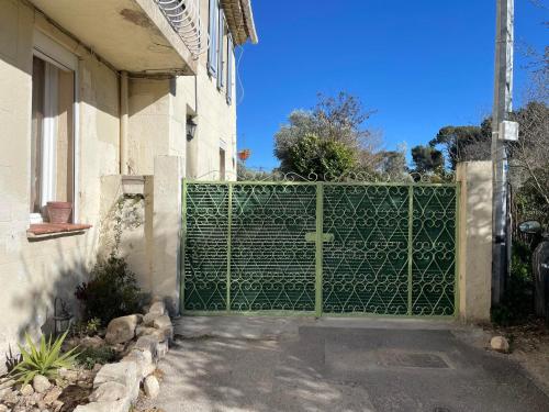 une porte verte devant une maison dans l'établissement Or du temps chez Katia et Julien, à Allauch