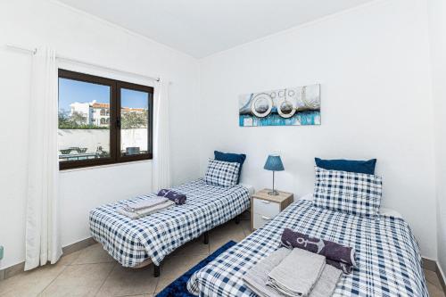2 camas en una habitación con ventana en Moinhos Apartment by Algarve Golden Properties, en Lagos