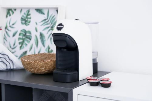 uma torradeira sentada em cima de uma mesa em [Parco M. Claro] Matrimoniale con Bagno Privato. em Cagliari