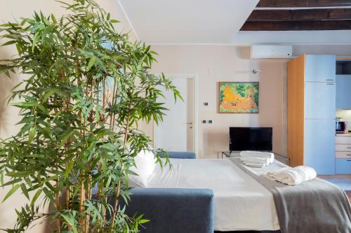 una habitación con una mesa y algunas plantas en Milan Retreats Porta Venezia, en Milán