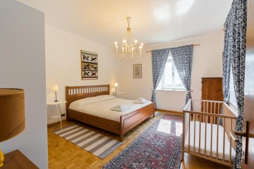 - une chambre avec un lit et une fenêtre dans l'établissement Arzenhof, Baron Di Pauli, à Caldaro