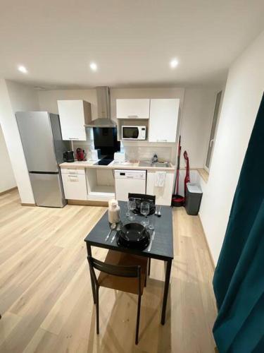- une cuisine avec une table noire dans une pièce dans l'établissement / Nid / paisible hyper centre, à Rodez