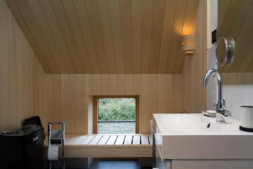 uma cozinha com um banco e uma janela num quarto em Ferienhaus Schleiharmonie em Ulsnis