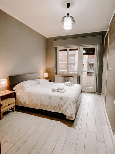 a bedroom with a bed and a table and a lamp at MYHOUSE INN SUITE PARADISO - Affitti Brevi Italia in Collegno