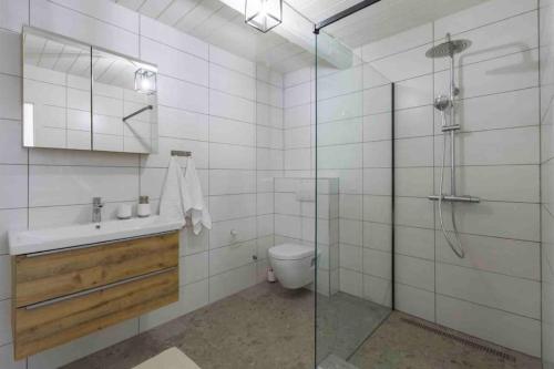 La salle de bains est pourvue d'une douche, d'un lavabo et de toilettes. dans l'établissement Villa Rosa Kringa, à Tinjan