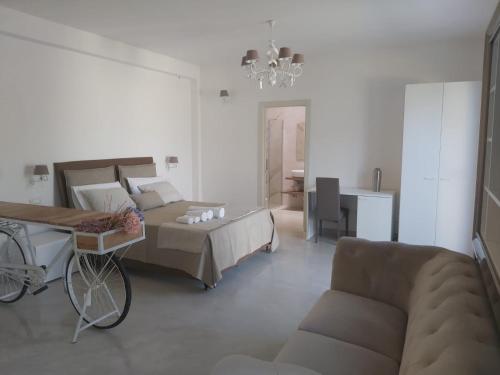 - un salon avec un lit et un canapé dans l'établissement Masseria Pozzelle, à Otrante