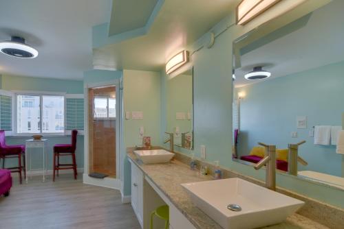 uma casa de banho com 2 lavatórios e um espelho grande em Breezy White Sands House Steps to Gulf Shore! em Clearwater Beach